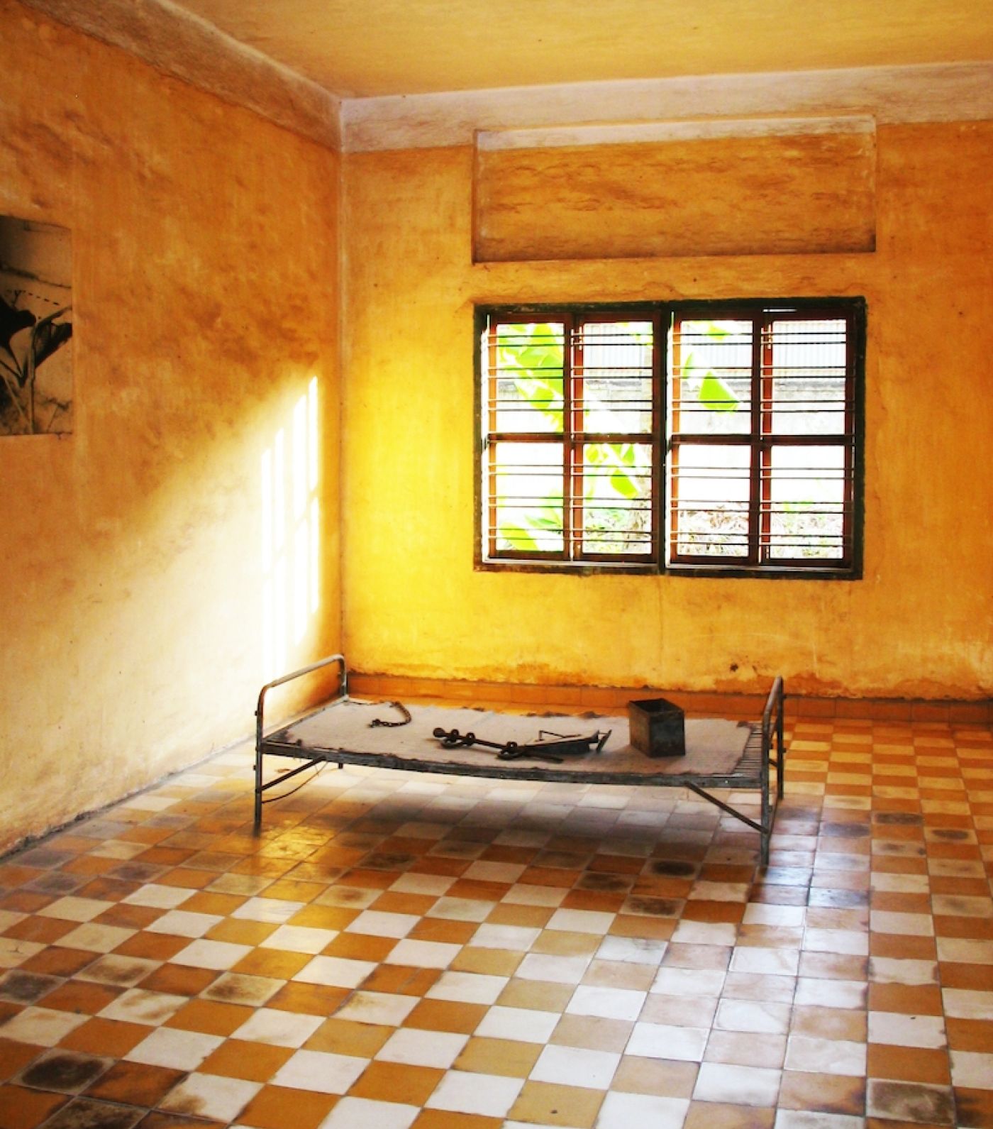 Khmer rouge torture cell 1205611